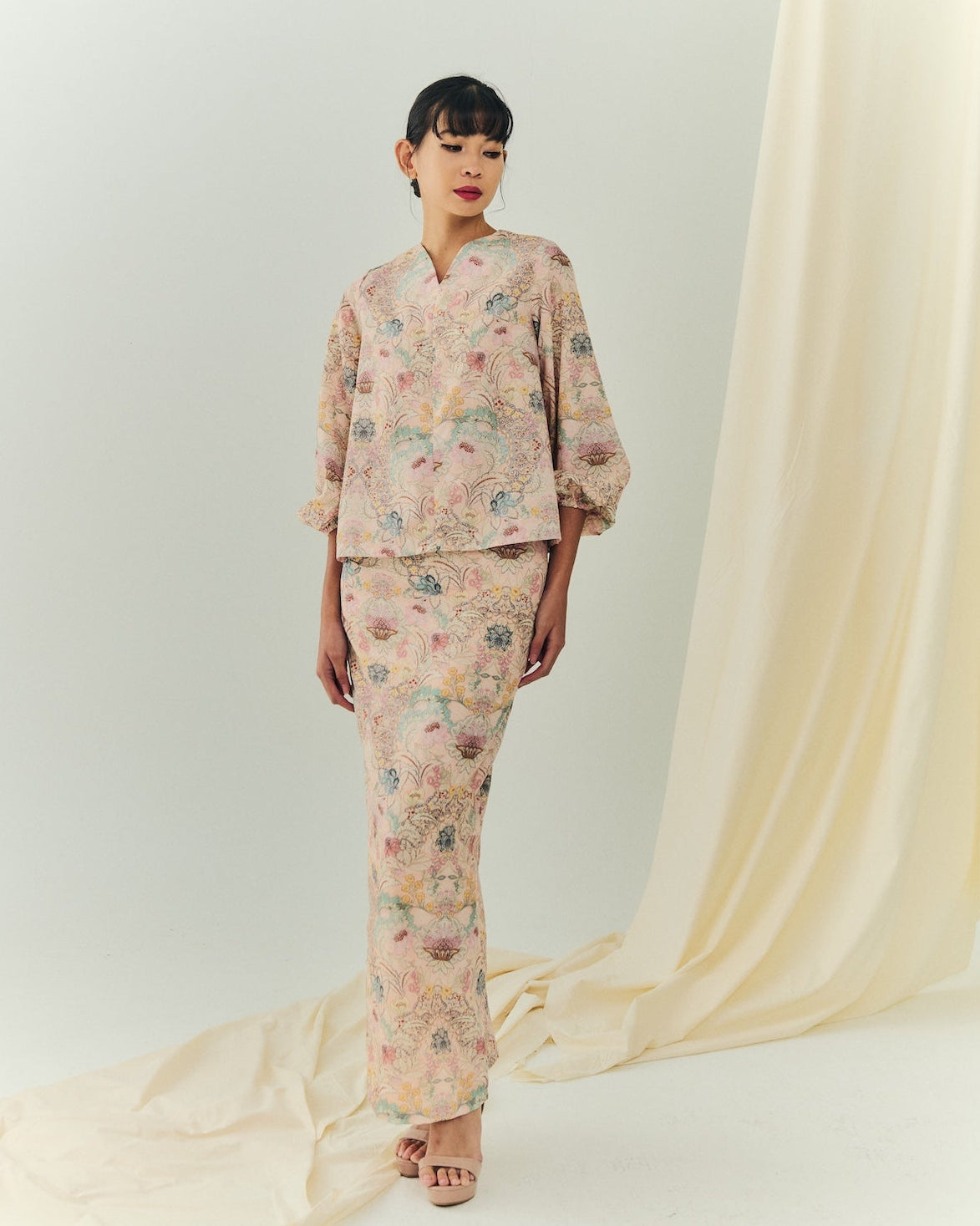 Elara Kurung in Coral